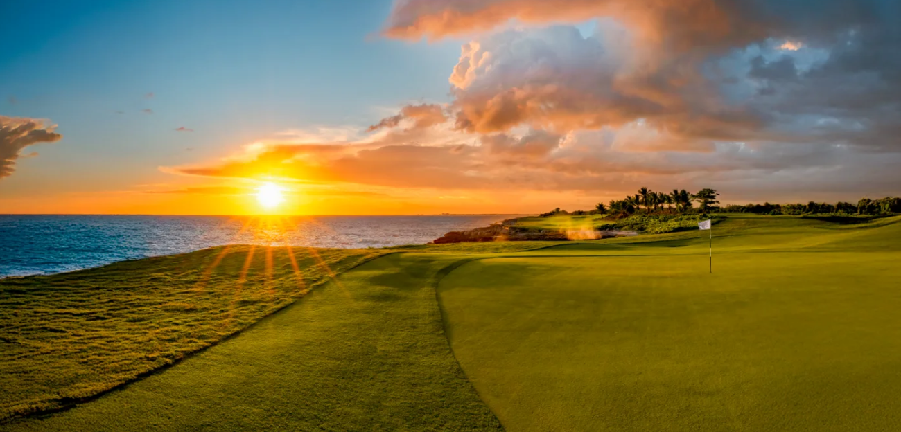 UN PARAÍSO DE BIENESTAR Ubicada en el corazón del Caribe, Playa Nueva Romana es una maravilla de residencial que se extiende a lo largo de más de 600 hectáreas bañadas por las aguas del mar Caribe. Este enclave único es un oasis de bienestar y lujo, diseñado para satisfacer los más altos estándares de comodidad y belleza. Viva rodeado de un entorno natural En el corazón del Caribe, Playa Nueva Romana es una comunidad planificada que combina lujo, naturaleza y confort. Con más de 600 hectáreas frente al mar, ofrece tranquilidad, privacidad y un estilo de vida sostenible. Sus exclusivas amenidades incluyen el campo de golf PGA Ocean’s 4, club de playa, restaurantes, centro deportivo y comercial. Más que un lugar para vivir, es una inversión inteligente y un legado en una comunidad próspera del Caribe. LUJO, PAZ Y EXCLUSIVIDAD EN UN ENTORNO NATURAL Las Islas, es una exclusiva comunidad residencial que brinda a sus residentes la belleza tropical del Caribe y la combinación perfecta de naturaleza y golf. Ubicado dentro del espectacular campo de golf PGA Ocean's 4 de Playa Nueva Romana, rodeado por los hoyos 10, 11, 12 y 13; con vistas a los lagos de golf y a las impresionantes áreas naturales del entorno, en Las Islas tendrás un estilo de vida único donde la paz y el lujo se unen. Un oasis de naturaleza y confort Un residencial ideal para quienes buscan espacios que le aporten tranquilidad, comodidad y seguridad en todo momento; en sinergia con el diseño de un paisaje excepcional y las exclusivas amenidades que hacen armonía con el confort que se vive en Playa Nueva Romana. En Las Islas te deleitarás con este fascinante espacio integral para llevar a cabo actividades recreativas.