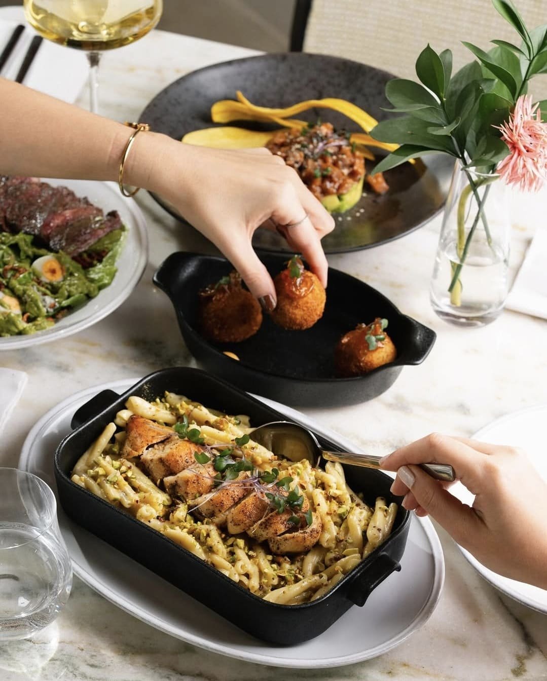 Calle Pablo Casals, Santo Domingo, República Dominicana Forja Restaurante The Meeting Point  HORARIOS Domingo a Jueves 12:00 p. m. — 12:00 a.m. Viernes y Sábados 12:00 p. m. — 2:00 a.m.