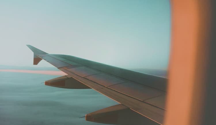 ¡Prepárate!

Estás camino al corazón del Caribe, al segundo país más grande y geográficamente más diverso de la región. República Dominicana, ocupando dos tercios de La Hispaniola, también es el destino más visitado del Caribe. Desde 2017, más de seis millones de viajeros llegan anualmente a nuestras costas para disfrutar de nuestras emblemáticas playas de arena blanca rodeadas de palmeras, y relajarse en nuestros pueblos costeros.

Prepárate para una estadía sin dificultades con nuestros consejos esenciales para viajar a República Dominicana. Elige el mejor punto de entrada sin importar si vuelas o navegas, sabrás qué esperar, y qué documentos debes traer. Organiza tu propia aventura en suelo dominicano gracias a nuestras modernas carreteras y extensos sistemas de transporte. Llegarás más allá de nuestras playas, hasta nuestras ciudades coloniales, nuestros fértiles campos, bosques de pinos y picos de alrededor de 3,000 metros.

¿Tienes alguna pregunta? Visita nuestra sección de preguntas frecuentes, o ponte en contacto con una de nuestras oficinas de turismo de República Dominicana más cercana; nos encanta saber de nuestros visitantes.

¿Viajas a República Dominicana?

Completa el formulario E-TICKET para entrar y salir del país sin inconvenientes. Este formulario obligatorio agiliza tu proceso de viaje y garantiza el cumplimiento de los requisitos migratorios.