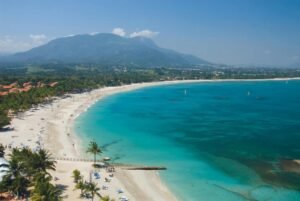 Puerto Plata
Puerto Plata, donde comenzó el turismo en
República Dominicana, sigue siendo uno de
los destinos preferidos por los visitantes. Su
espectacular y extenso paisaje combina
mar, montañas, verdes valles, ríos y una
cantidad de playas. Su suelo fértil da lugar a
plantaciones de cacao y café, mientras que
debajo de la tierra, yace el ámbar más claro
del mundo.