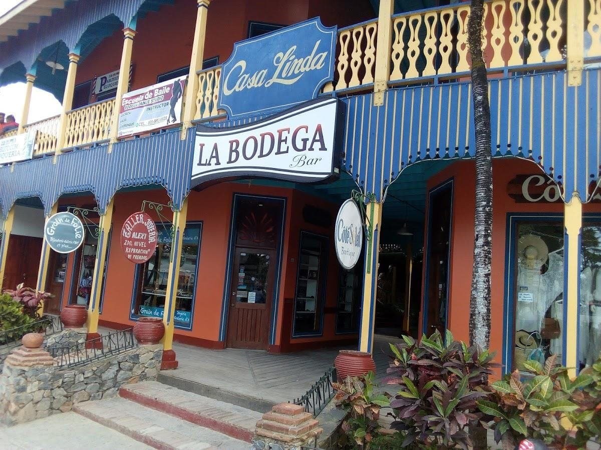 Desde bares frente al mar donde los DJs tocan los últimos éxitos hasta clubes de bachata, Las Terrenas tiene la vida nocturna más activa de la península. Dirígete a Pueblo de los Pescadores, donde una fila de animados lounges y bares junto al mar ofrecen happy hours, y la música se intensifica después de la medianoche hasta altas horas de la mañana. Para un toque local, ve a La Bodega, un club de baile informal donde puedes practicar tus pasos de bachata y merengue con los mejores instructores de Las Terrenas.