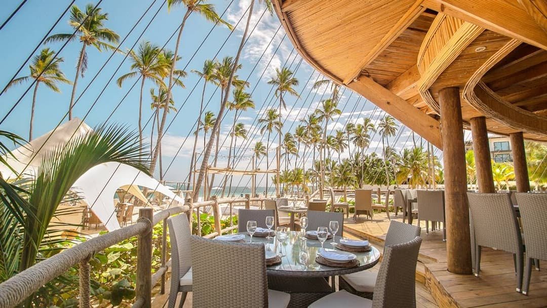 Los resorts ofrecen una selección de restaurantes de buffet y a la carta. Varios cuentan con un restaurante dominicano, pero la mayoría dedica al menos una noche a la semana a ofrecer comida típica de la República Dominicana. Hay docenas de restaurantes, siendo los más populares los que se encuentran en la playa, como Huracán Café, Jellyfish y Soles (Bávaro), Captain Cook y Onno’s (El Cortecito), La Yola y Playa Blanca (Punta Cana), y La Palapa by Eden Rock (Cap Cana), además de Passion by Martin Berasategui en el Paradisus Palma Real. Muchos de estos lugares organizan fiestas en la playa durante la luna llena varias veces al año.