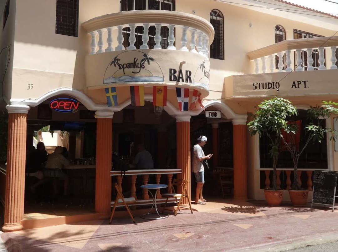 La calle principal de Sosúa, Pedro Clisante, se cierra al tráfico al caer la noche y se convierte en el centro de la vida nocturna de este pueblo costero. Los bares, lounges y discotecas que bordean la calle siguen activos hasta altas horas de la madrugada. La música en vivo es parte habitual de la oferta, con presentaciones de rock y blues al menos una vez a la semana en varios establecimientos propiedad de expatriados.