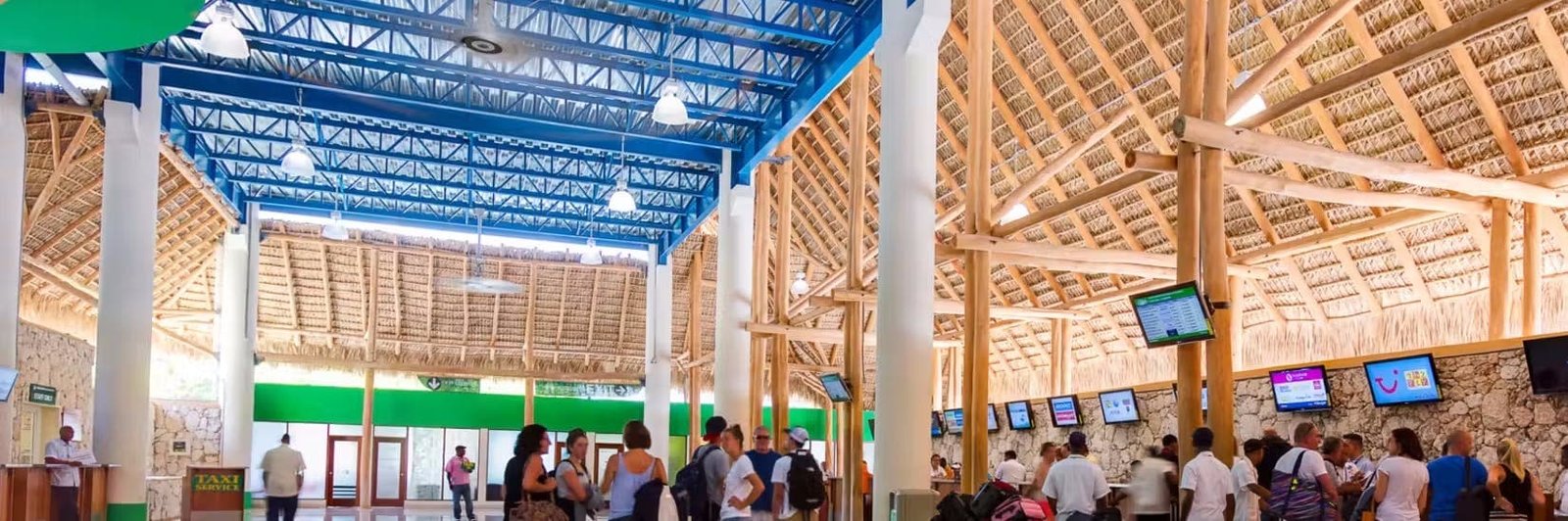 Requisitos de Entrada La mayoría de los visitantes que llegan a República Dominicana por aire, incluyendo los que vienen desde Estados Unidos, Canadá, Reino Unido, Unión Europea, Rusia, Ucrania, Kazajistán, México, muchos países de Suramérica, Centroamérica, Japón, Israel, etc. no necesitan visa para entrar al país. Extranjeros que ingresan a la República Dominicana como turistas Los extranjeros que ingresen a la República Dominicana en calidad de turistas deben cumplir con los siguientes requisitos: Pasaporte con vigencia mínima de seis (6) meses. Boleto aéreo, marítimo o terrestre de ingreso y regreso. Una dirección permanente en la República Dominicana. Prueba de solvencia económica suficiente para cubrir sus gastos durante su estancia en la República Dominicana.  Medidas excepcionales sobre la validez de los pasaportes turísticos, válidas del 1 de diciembre de 2024 al 30 de noviembre de 2025. Medidas excepcionales para los nacionales de la Unión Europea, Reino Unido, Canadá, Estados Unidos de América, Brasil, Chile, Argentina, Colombia y Ecuador Se autoriza a los nacionales de los países que integran la Unión Europea, Inglaterra, Canadá, Estados Unidos de América, Brasil, Chile, Argentina, Colombia y Ecuador, que ingresen a la República Dominicana, exclusivamente con fines turísticos, a hacerlo con sus pasaportes válidos y vigentes, y que los mismos permanezcan vigentes durante su estadía y salida del territorio dominicano. Esta medida excepcional fue implementada por las autoridades dominicanas a partir del 1ero de Diciembre de 2024 y se mantendrá vigente hasta el 30 de Noviembre de 2025. Medidas excepcionales para oficiales diplomáticos, misiones permanentes, organizaciones internacionales e intergubernamentales, etc. Quedan exentos a lo anteriormente dispuesto, a condición de reciprocidad, aquellos extranjeros que fueren: Oficiales diplomáticos y funcionarios consulares acreditados en la República Dominicana, así como los demás miembros de Misiones Diplomáticas Permanentes o Especiales de las Oficinas Consulares y sus familiares que, en virtud de las normas de Derecho Internacional, estén exentos de las obligaciones relativas a la obtención de una categoría migratoria de ingreso. Representantes y delegados, así como los demás miembros, y sus familiares, de Misiones Permanentes o de Delegaciones ante los Organismos Intergubernamentales con sede en la República Dominicana o en Conferencias Internacionales que se celebren en ella. Funcionarios destinados en Organizaciones Internacionales e Intergubernamentales con sede en la República Dominicana y sus familiares, así como titulares de visas dominicanas diplomáticas y oficiales. Medidas excepcionales para los nacionales de los Estados Unidos de América que no reúnan los requisitos establecidos en la ley y su reglamentación. Sin detrimento a lo establecido en esta Resolución y conforme a la facultad discrecional que la Ley le otorga al Director General de Migración, éste podrá autorizar la entrada al país de los extranjeros de nacionalidad estadounidense que no reúnan los requisitos establecidos en la ley y su reglamentación, cuando existan razones excepcionales de índole humanitaria, interés público o cumplimiento de compromisos adquiridos por la República Dominicana. Cada autorización constituye un caso en la especie y, en consecuencia, no constituye un referente ni antecedente vinculante. Medidas excepcionales para los ciudadanos de nacionalidad cubana residentes legales en los Estados Unidos de América procedentes de los Estados Unidos de América Se autoriza a que los ciudadanos de nacionalidad cubana residentes legales en los Estados Unidos de América, procedentes de los Estados Unidos de América puedan ingresar a la República Dominicana, en calidad de turistas, aún con pasaporte vencido por no más de veinticuatro (24) meses, siempre y cuando tengan su documento “Permanent Resident Card” (también conocida como “Green Card”), que avala su capacidad legal de residir de manera permanente en Estados Unidos de América. Esta medida excepcional será implementada por las autoridades dominicanas por tiempo indeterminado, a partir del 1 de junio de 2023. Aceptación de abordaje de pasajeros extranjeros a territorio dominicano por parte de las líneas aéreas en conformidad con las disposiciones establecidas La Dirección General de Migración comunicará la presente Resolución a las líneas aéreas autorizadas a operar en el territorio dominicano, a los fines de que tomen en consideración las disposiciones anteriormente establecidas para el ingreso a territorio nacional de los extranjeros referidos, tomando en cuenta sus respectivas nacionalidades, los fines de su estadía y el tiempo de permanencia en el territorio nacional. Por lo que las líneas aéreas podrán aceptar el abordaje de pasajeros de las nacionalidades anteriormente establecidas con destino al territorio dominicano conforme a las disposiciones anteriores. Nota: se deroga cualquier otra disposición establecida por la Resolución que sea contraria a lo aquí establecido. Medidas para los ciudadanos dominicanos portadores de pasaporte dominicano provenientes de otros países Las medidas anteriormente mencionadas no aplican a los ciudadanos dominicanos portadores de pasaporte dominicano que ingresen a la República Dominicana provenientes de otro país. Boleto Aéreo de Ida y Vuelta A partir del 28 de abril de 2023, durante el proceso de registro y verificación de los documentos de viaje previo al abordaje, los operadores aéreos nacionales y extranjeros que operan desde y hacia la República Dominicana, deben cerciorarse de que todos los pasajeros extranjeros posean un boleto aéreo de entrada y salida de la República Dominicana. Estarán exentos de la presentación de dicho requerimiento los pasajeros nacionales dominicanos, así como los extranjeros residentes en la República Dominicana. Los operadores aéreos nacionales y extranjeros son responsables del estricto cumplimiento de dicho requerimiento. El no cumplimiento de lo anterior acarreará la denegación de la entrada a la República Dominicana de los pasajeros extranjeros, así como las sanciones correspondientes a los operadores aéreos nacionales y extranjeros, establecidas por la Dirección General de Migración de la República Dominicana. E-Ticket Todos los pasajeros extranjeros y dominicanos que entren o salgan de la República Dominicana en vuelos comerciales deben completar el formulario electrónico gratuito de entrada y salida en: https://eticket.migracion.gob.do. Ya no es obligatorio completarlo 72 horas antes del viaje. Se puede completar en cuanto tengas tus datos de vuelo, incluso con meses de antelación. Sin embargo, debe completarse antes de llegar al mostrador de la aerolínea en el aeropuerto, ya que es necesario presentarlo a la aerolínea. Para evitar retrasos en el aeropuerto, se aconseja completar el formulario antes del viaje. Si en el formulario no figura tu ciudad de residencia concreta, puedes elegir la ciudad grande más cercana de tu estado o provincia. Si te alojas en un alquiler vacacional, pide al anfitrión que te facilite la dirección completa, incluyendo provincia, municipio y sector. Si viajas en familia, debes completar el formulario con los datos de todos los miembros de la familia que vayan a viajar, sin embargo, sólo es necesario que se cree un único usuario en el sistema y que éste complete los datos de todos los miembros de la familia que pertenezcan a ese viaje, hasta 6 miembros adicionales al que completa el formulario (7 personas en total por formulario). No es necesario que cada viajero de una misma familia complete un formulario individual. Si viajan más de 7 personas, deberás completar un formulario adicional para el resto. Los niños no completan la sección de Aduanas, sólo los adultos. Se generará un único código QR para la familia. Puedes imprimir o hacer una captura de pantalla de los códigos QR de confirmación de llegada y salida. Si necesitas realizar algún cambio en el E-TICKET, puedes consultarlo con el código de solicitud que se emitió al empezar a completar el formulario y realizar los cambios. Los pasajeros que lleguen en vuelos privados, buques no comerciales, transbordadores, cruceros, etc., no necesitan completar el E-TICKET. Se aceptarán los formularios físicos de Declaración de Aduanas y Embarque/Desembarque Internacional para los pasajeros mencionados. E-TICKET ¿Viajas a República Dominicana? Complete el formulario de E-TICKET para entrar y salir del país sin problemas. Este formulario obligatorio agiliza su proceso de viaje y garantiza el cumplimiento de los requisitos migratorios. Prórroga de Estadía Si se queda más de 30 días, tendrá que pagar una tasa adicional cuando salga del país que será determinada por la duración total de su viaje. Encuentre las tasas aplicables y cargue los documentos requeridos aquí, las cuales tendrá que pagar en línea antes de su salida o en la sección de migración en el aeropuerto después del check-in y tras pasar el control de seguridad. También hay un impuesto de salida de US$20 requerido por ley, pero está incluido en la tarifa aérea. Visas La República Dominicana emite visas de turista, negocios, trabajo, estudiantes y de residencia. Las visas de turista se pueden emitir para una o varias entradas. Cualquier persona, independientemente de su nacionalidad, puede visitar República Dominicana si es residente legal de o, si tiene una de las siguientes visas válidas en su pasaporte: Estados Unidos, Canadá, Reino Unido o Schengen. Los viajeros que no tengan pasaporte o visa de los países mencionados anteriormente o de otros países autorizados, deberán solicitar una visa. Para emitir una visa, el pasaporte debe tener una validez de al menos seis (6) meses. El Ministerio de Relaciones Exteriores dominicano es la institución que expide los visados. Tienen una línea de chat disponible en inglés y español, donde puede contactarlos para preguntas específicas sobre visados o para otras consultas: https://mirex.gob.do/ Haga clic AQUÍ para comprobar si su país requiere un visado de turista Ver lista de consulados dominicanos en el exterior. Asegúrese de verificar siempre los requisitos actualizados antes de viajar. Aduanas Se permite traer los siguientes artículos a República Dominicana: Un máximo de 20 paquetes de cigarrillos, 25 puros o 200 gramos de tabaco. Hasta tres (3) litros en total de vino, cerveza, ron, whisky o licor. Regalos por un valor de hasta US$500 (quinientos dólares estadounidenses) una vez cada tres meses. Medicamentos de uso personal en cantidades que justifiquen el uso exclusivo del pasajero. En el caso de medicamentos que contengan sustancias psicotrópicas, deberá presentar la receta médica que sustente su uso. Haga clic AQUÍ y AQUÍ para más información. Vacuna Contra La Fiebre Amarilla ¿SE EXIGE LA VACUNA CONTRA LA FIEBRE AMARILLA A LOS PASAJEROS PROCEDENTES DE BRASIL? Todos los pasajeros que arriben a la República Dominicana procedentes de los estados de Brasil Espíritu Santo, Minas Gerais, Río de Janeiro y São Paulo, deberán presentar su Certificado Internacional de Vacunación o Profilaxis (CIVP) que muestre prueba de vacunación contra la fiebre amarilla con al menos 10 días de antelación de su llegada al país. Están exentos de esta disposición, los niños menores de 10 meses de edad, las embarazadas y los viajeros que solo han transitado por un período menor de 12 horas en algún aeropuerto de los estados de Brasil mencionados. Cualquier persona que tenga contraindicación de la vacuna debe presentar una certificación médica que la justifique. ¿SE EXIGE LA VACUNA CONTRA LA FIEBRE AMARILLA A LOS PASAJEROS Y MIEMBROS DE LA TRIPULACIÓN PROCEDENTES DE LA REPÚBLICA BOLIVARIANA DE VENEZUELA? A partir del 15 de octubre de 2021, todos los pasajeros y miembros de la tripulación que arriben a la República Dominicana procedentes de la República Bolivariana de Venezuela deberán presentar la Tarjeta de Vacunación, que evidencie que se encuentran vacunados contra la fiebre amarilla. La presente medida aplica también para todos los pasajeros provenientes de la República Bolivariana de Venezuela que arriben a la República Dominicana desde un tercer país, y para aquellos que hayan estado en la República Bolivariana de Venezuela en los últimos 14 días o menos. Esta medida aplica a todos los pasajeros mayores de un (1) año. Virus de Malburgo SUSPENSIÓN DE ENTRADA DE PASAJEROS Y TRIPULANTES DESDE LA REPÚBLICA DE GUINEA ECUATORIAL POR VIRUS MALBURGO. A partir del 21 de febrero de 2023, se suspende la entrada a la República Dominicana de pasajeros y tripulación provenientes desde la República de Guinea Ecuatorial, en ocasión de la alerta sanitaria declarada en dicho país por el virus de Marburgo. La presente medida aplica también a todos los pasajeros y tripulación provenientes desde un tercer país que hayan estado en la República de Guinea Ecuatorial desde el 8 de febrero de 2023, así como a los pasajeros en tránsito y a los menores de edad. Esta medida podrá ser revisada, dejada sin efecto, o extendida por la Junta de Aviación Civil Dominicana, de acuerdo a las actualizaciones que se reciban de la alerta sanitaria emitida por la República de Guinea Ecuatorial.