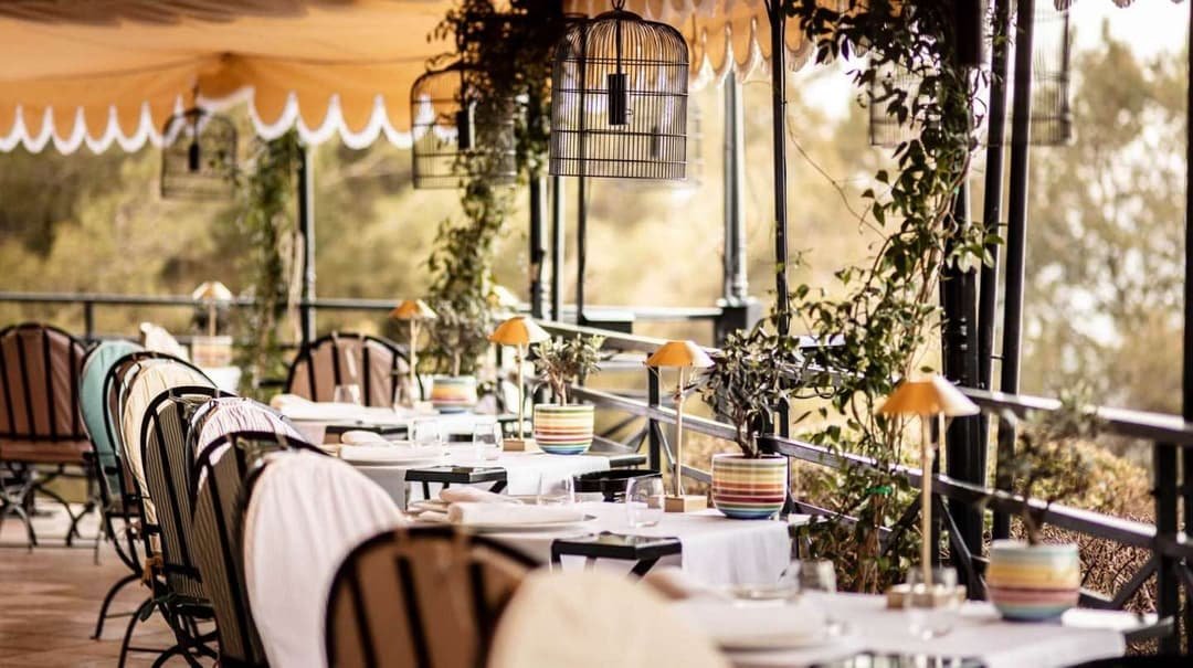 Boca Chica Vida Nocturna Los conciertos en vivo se pueden disfrutar desde El Pelícano Terrace-Restaurant en el BeLive Hamaca. Por la noche, la calle principal, Calle Duarte, se cierra al tráfico y se convierte en un paseo peatonal donde el merengue y la bachata llenan el ambiente. La zona es conocida por su animada vida nocturna, y la gran cantidad de bares abiertos le han dado a Boca Chica la fama de ser un pueblo que nunca duerme.