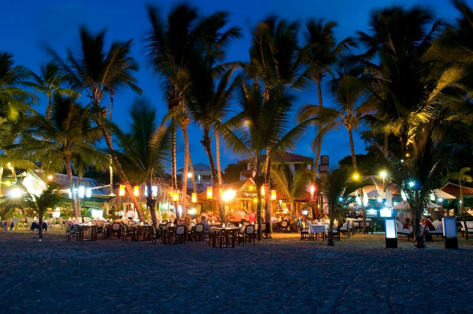 Cabarete Vida Nocturna

Cabarete de noche es tan intenso como de día. Los numerosos bares y pequeños clubes a lo largo de la playa se llenan de viajeros y locales, descalzos o en sandalias, disfrutando de happy hours, música y baile. Encontrarás discotecas de dos pisos con noches temáticas, así como cómodos sofás directamente en la arena para quienes prefieren una noche más relajada en medio de la fiesta vibrante.