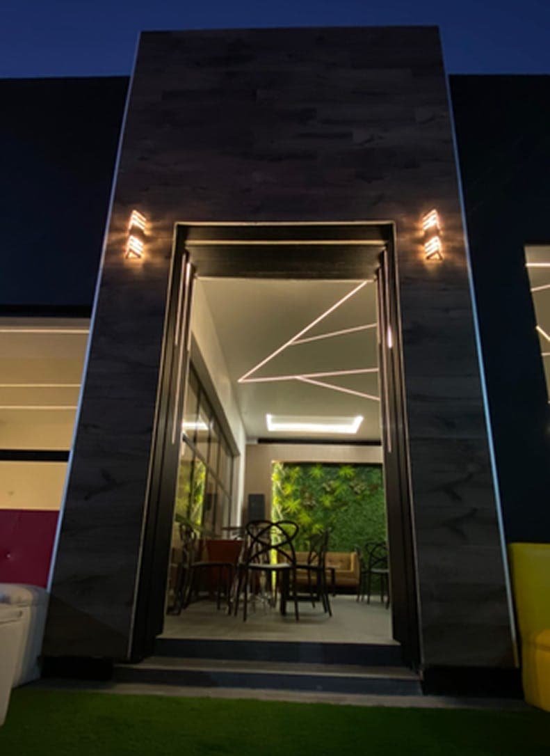 Jarabacoa Vida Nocturna

La vida nocturna de Jarabacoa comienza el jueves, cuando los locales se dirigen a los pocos bares y lounges en el centro del pueblo. También hay algunos lugares más casuales frente al parque central. Para disfrutar de cócteles mientras te deleitas con una vista panorámica impresionante, dirígete a la terraza giratoria al aire libre de Aroma de la Montaña, situada a 1,219 metros (4,000 pies) sobre Jarabacoa.