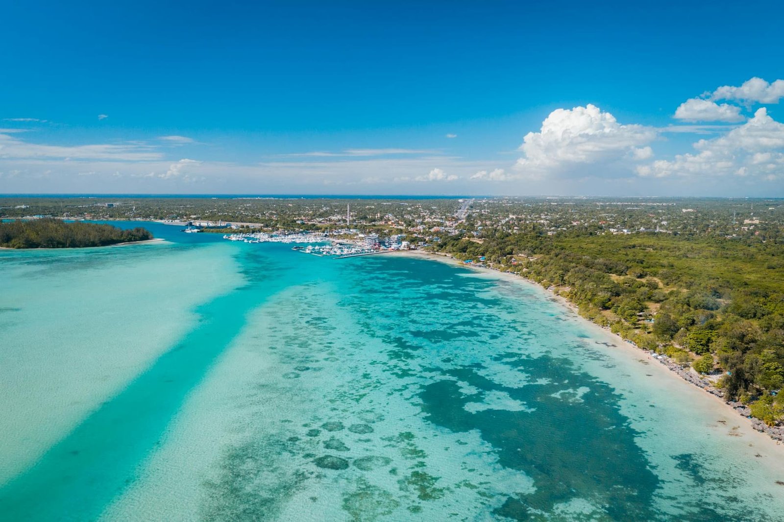 Bienvenidos a Boca Chica Los fines de semana Boca Chica atiende a los residentes de la ciudad de Santo Domingo, los cuales vienen atraídos por sus playas color turquesa y sus aguas poco profundas. Boca Chica es el mejor lugar para comer pescado frito o mariscos y disfrutar de la hermosa vista en uno de los restaurantes de la playa. Los días de semana, los turistas pueden tener la playa y el pueblo para ellos solos. Hay tres zonas de playa: Boca Chica (natación, restaurantes y vida nocturna); Andrés (marineros y pescadores deportivos) y La Caleta (buceadores). A través de los años, el turismo individual se ha ido estableciendo, pero los tres resorts todo incluido de Boca Chica cubren en gran medida conferencias y turismo deportivo. Los turistas que se alojan allí pueden disfrutar de la playa y de la cercanía del Aeropuerto Internacional de Las Américas a sólo 10 minutos en auto; a media hora de la Ciudad Colonial y también lo suficientemente cerca de buen golf en Juan Dolio y La Romana. Boca Chica está convenientemente cerca de las instalaciones deportivas del parque Mirador del Este, del Parque Submarino La Caleta donde se puede bucear, de instalaciones para navegación y pesca y de canchas de voleibol de playa.