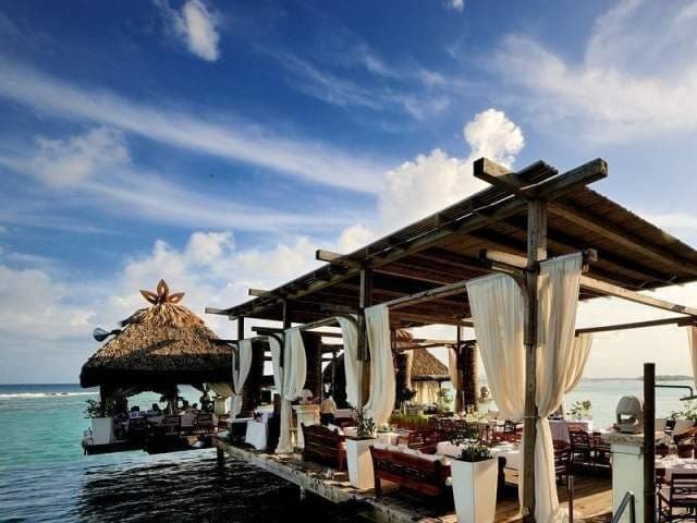 Boca Chica Restaurantes La gastronomía de Boca Chica se caracteriza por mariscos, comida italiana y dominicana. Los grandes restaurantes de mariscos ofrecen buena comida con vistas que se recordarán. Docenas de italianos se han establecido allí para abrir pequeños hoteles y restaurantes, lo que le da al lugar un toque y sabor italiano. Los más populares en la ciudad son Boca Marina, El Pelícano y Neptuno’s en la calle Duarte. Buxeda satisface a los locales con su pescado frito tradicional. Da Nancy, en la calle Abraham Núñez, promete pasta con mariscos frescos.