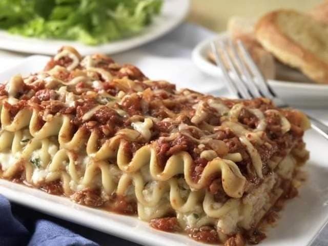 Bonao Restaurantes Los restaurantes más grandes de Bonao se encuentran a lo largo de la carretera. Típico Bonao, Miguelina y Plaza Jacaranda han estado en funcionamiento durante muchos años, satisfaciendo los antojos de comida dominicana y ofreciendo baños limpios para los viajeros. En el centro del pueblo, hay una lechonera local y varios pequeños comedores.