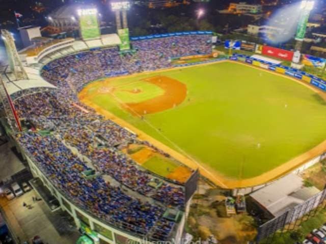 Santo Domingo - Estadio Quisqueya

El Estadio Quisqueya es el hogar de los Tigres del Licey (azules) y de los Leones del Escogido (rojos); está situado en la avenida Tiradentes, una avenida de fácil acceso desde la mayoría de hoteles de la ciudad. Los Leones del Escogido ganaron el campeonato de 2013, y los Tigres del Licey ganaron el campeonato de 2014. Más acerca del béisbol dominicano