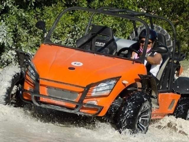 Ubicado en Cap Cana, el increíble y gigantesco espacio verde de Scape Park es ideal para un día experimentando un sinfín de aventuras en un ambiente natural. Es un paraíso para las familias, ya sea para nadar en el cenote de aguas turquesa, el Hoyo Azul, pasear por los jardines mientras aprenden sobre orquídeas, hacer ziplining sobre las copas de los árboles, montar a caballo, o conducir buggies a través de la naturaleza. Para más adrenalina, puedes inscribirte en la expedición a la Cueva Iguabonita, la que te llevará a escalar el acantilado de El Farallón, de 100 metros de altura, y descender por una vasta red subterránea de cuevas y túneles.