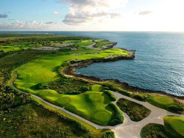 Corales Golf Course Corales es el campo más emblemático del Caribe, tiene el privilegio de haber sido diseñado por Tom Fazio, prestigioso arquitecto y diseñador que ostenta más títulos en la lista de los 100 Campos de Golf de América de Golf Digest y en la colección de los mejores de Golfweek. Inaugurado en el 2010, este campo posee una estratégica localización entre arrecifes de coral y el mar Caribe. Diseñado por Tom Fazio, este exclusivo y espectacular campo de 18 hoyos crea un emocionante reto para los jugadores, culminando en el “Codo del Diablo”, denominado entre los hoyos finales más excepcionales y difíciles en el mundo.Corales es la sede del PGA TOUR en República Dominicana, el torneo de golf más importante del mundo, el Corales Puntacana Championship. Se celebra desde 2018 y acoge una media de 130 jugadores profesionales de 164 países y 5 continentes al año. El acuerdo se extenderá al menos hasta 2025. • Hoyos: 18 • Par: 72; Distancia: 7,650 yd • Slope: 140; Rating: 76.9