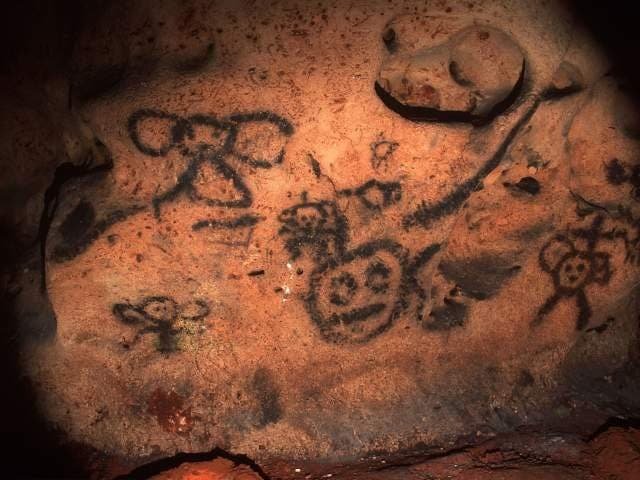 Cueva de las Maravillas Ubicado entre San Pedro de Macorís y La Romana, este enorme sistema de cuevas alberga cientos de pictografías y petroglifos taínos bien conservados que datan de hace miles de años. Es una de las cuevas más accesibles de República Dominicana gracias a su excelente sistema de iluminación, rampas, sendero y un moderno ascensor. Pasea entre impresionantes muestras de arte rupestre, estalagmitas y estalactitas, las cuales le han dado el nombre de “Cueva de Las Maravillas”. Cueva de las Maravillas Ubicado entre San Pedro de Macorís y La Romana, este enorme sistema de cuevas alberga cientos de pictografías y petroglifos taínos bien conservados que datan de hace miles de años. Es una de las cuevas más accesibles de República Dominicana gracias a su excelente sistema de iluminación, rampas, sendero y un moderno ascensor. Pasea entre impresionantes muestras de arte rupestre, estalagmitas y estalactitas, las cuales le han dado el nombre de “Cueva de Las Maravillas”.