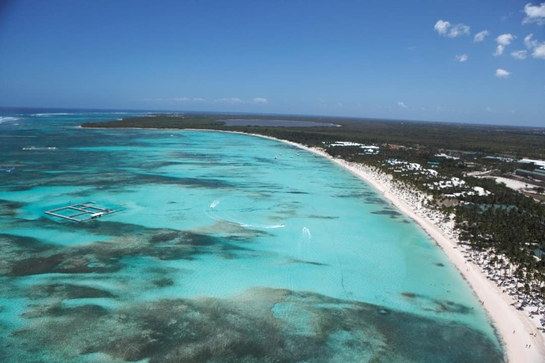 Dolphin Island Park, ubicado entre la playa y la barrera de coral de Bávaro, lleva a los visitantes a nadar junto a la vida marina en medio de su hábitat natural. Navega desde la playa hasta una plataforma donde podrás practicar snorkel, nadar y tomar fotografías con delfines, tiburones, rayas y lobos marinos.