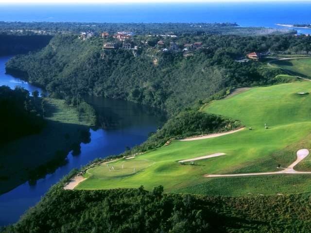 Pete Dye completó su obra maestra en los campos de golf de Casa de Campo cuando Dye Fore abrió sus puertas en 2005. Ubicado sobre el impresionante Valle del Río Chavón, donde se filmaron escenas de Apocalypse Now, entre otras películas importantes, los jugadores de golf disfrutarán de hoyos a la orilla de los acantilados que caen 90 metros al valle. El campo también cuenta con 13 hoyos con vista al Mar Caribe, así como impresionantes vistas de Altos de Chavón, una réplica de un pueblo mediterráneo del siglo XVI lleno de entretenimiento y compras, y exuberantes colinas en la cima de los acantilados, que desafían a los jugadores con ráfagas de viento de hasta 65 kilómetros por hora.