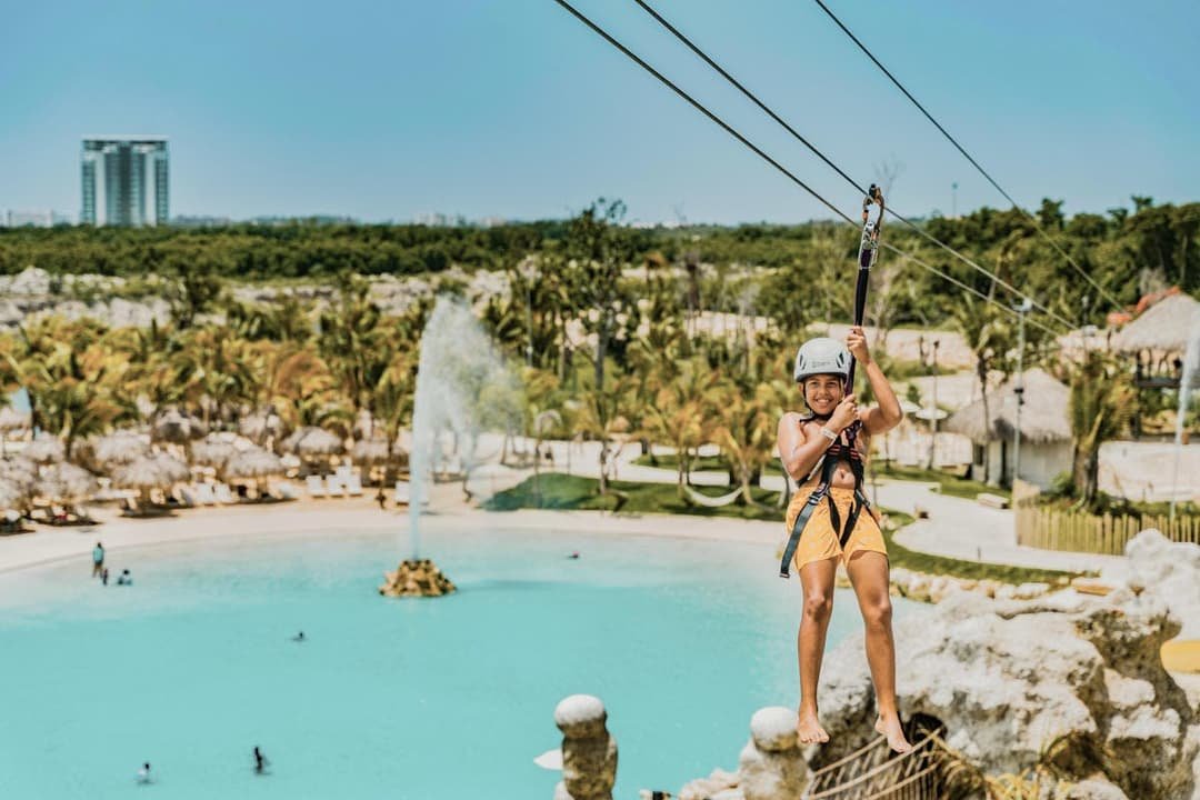 Descubre el parque acuático más grande del Caribe, ¡El Dorado Water Park! Elige entre más de 20 atracciones que harán cada momento inolvidable. Para los amantes de la adrenalina, prepárate para conquistar algunos de los toboganes más altos y emocionantes de la región, como El Huracán y Trágame Tierra. Para quienes prefieren un ritmo más tranquilo, relájate en nuestras piscinas serenas, áreas de descanso o nuestras zonas VIP, equipadas con camas balinesas, villas privadas de lujo y tiendas exclusivas. Restaurantes familiares a lo largo del parque ofrecen opciones deliciosas para todos los gustos, asegurando que tu día sea tan satisfactorio como emocionante. Desde pequeños aventureros hasta adultos que buscan relajarse, El Dorado Water Park tiene algo especial para todos. Tu aventura te espera—sumérgete en la magia de El Dorado Water Park y crea recuerdos para toda la vida.