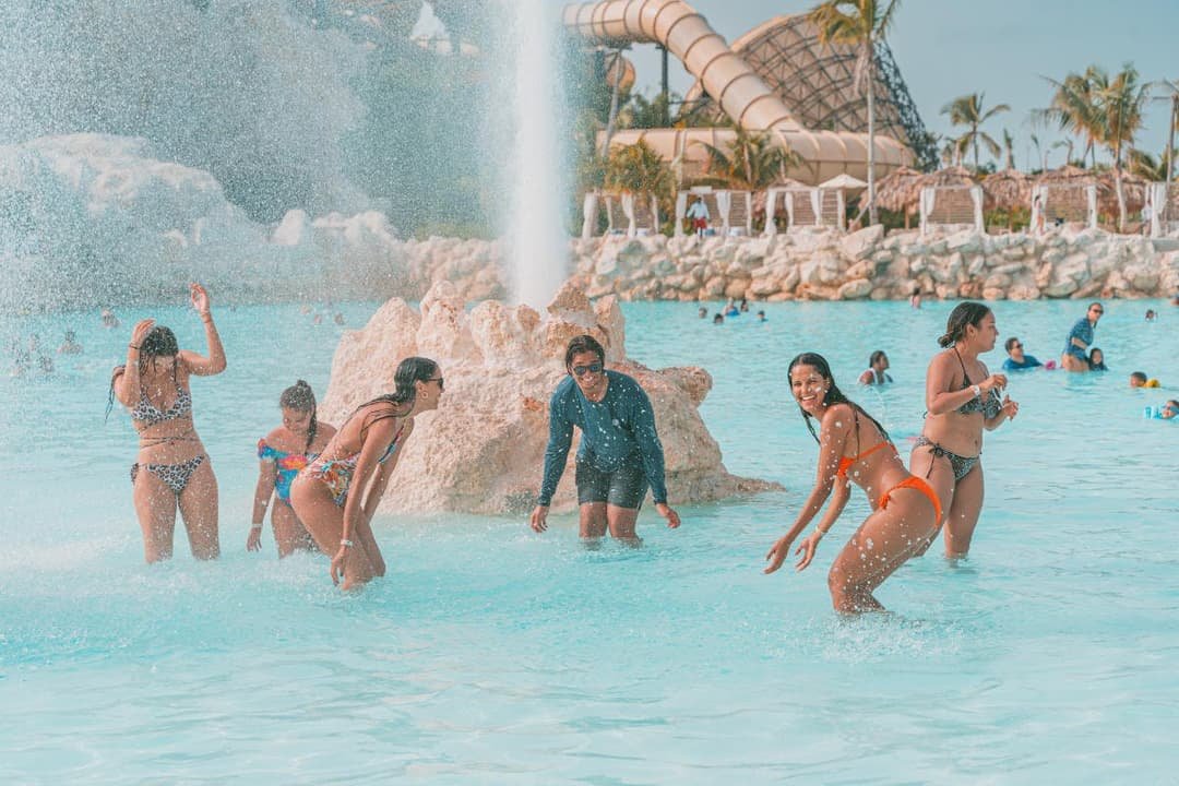 Descubre el parque acuático más grande del Caribe, ¡El Dorado Water Park! Elige entre más de 20 atracciones que harán cada momento inolvidable. Para los amantes de la adrenalina, prepárate para conquistar algunos de los toboganes más altos y emocionantes de la región, como El Huracán y Trágame Tierra. Para quienes prefieren un ritmo más tranquilo, relájate en nuestras piscinas serenas, áreas de descanso o nuestras zonas VIP, equipadas con camas balinesas, villas privadas de lujo y tiendas exclusivas. Restaurantes familiares a lo largo del parque ofrecen opciones deliciosas para todos los gustos, asegurando que tu día sea tan satisfactorio como emocionante. Desde pequeños aventureros hasta adultos que buscan relajarse, El Dorado Water Park tiene algo especial para todos. Tu aventura te espera—sumérgete en la magia de El Dorado Water Park y crea recuerdos para toda la vida.