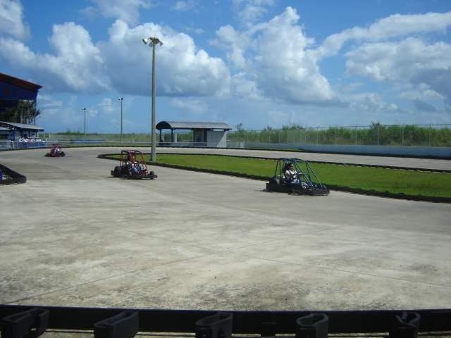 Cuando sea hora de descansar de la playa, dirígete a Fun City, donde te enfrentarás a feroces competidores en una de las tres pistas de go-kart, con distintas velocidades y desafíos. Ya seas adulto o niño, la diversión está garantizada chocando o girando en los bumper cars, otra elección popular. Otras atracciones incluyen un parque infantil y un campo de lanzadores de béisbol con pantalla radar. Fun City se encuentra cerca de los hoteles de Playa Dorada y Costa Dorada.