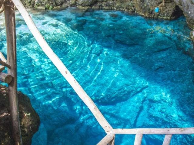 Hoyo Azul Ubicado dentro del Scape Park, en el área de Cap Cana, este cenote ofrece un refrescante baño en aguas de manantiales naturales y frescas. Rodeado de un exuberante bosque lluvioso, cuenta con aproximadamente 14 metros de profundidad y  se encuentra al pie de un acantilado de piedra caliza de 75 metros de altura cubierto de vegetación. Tendrás que cruzar un puente colgante y caminar atravesando una infinidad de flora y fauna, incluyendo un jardín de orquídeas, para acceder a este oasis escondido. Salta en las tentadoras aguas turquesa o utiliza los escalones para entrar en esta piscina paradisíaca y natural.