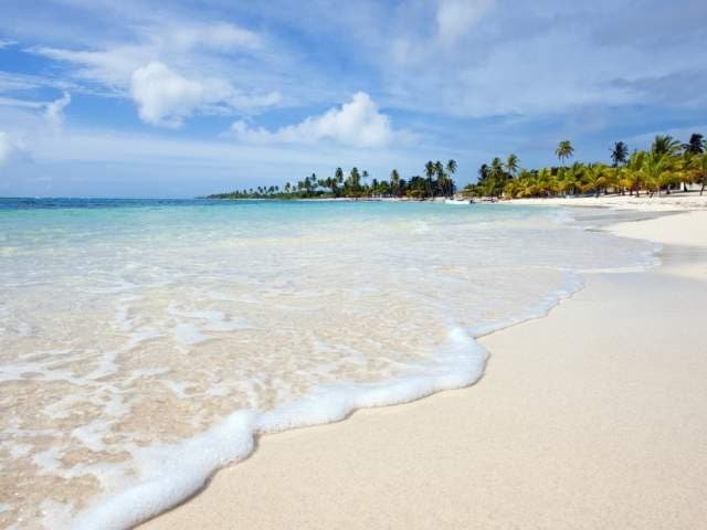 Isla Saona Ubicada 19 kilómetros al sur de tierra firme, las preciosas playas de la Isla Saona atraen más visitantes que todos los parques nacionales dominicanos juntos. Un espacio protegido de 110 km2 y parte del Parque Nacional de Cotubanamá, Saona es un escape tropical de ensueño, donde extensas playas de arena blanca brillante y sus gigantes cocoteros parecen derretirse en aguas turquesas iridiscentes. Se pueden hacer excursiones de día para disfrutar de las playas a través de una variedad de opciones que van desde lanchas rápidas hasta catamaranes. Navegar a lo largo del impresionante paisaje de Saona es algo que merece la pena. La mayoría de las excursiones salen de la playa del pueblo de Bayahíbe. Las excursiones a Saona incluyen una parada en Palmilla, un tramo de arena blanca con una amplia piscina natural, y otra parada en Mano Juan, la única parte poblada de esta isla. La Isla Saona también es el sitio de anidación de tortugas más importante de República Dominicana. Isla Saona Ubicada 19 kilómetros al sur de tierra firme, las preciosas playas de la Isla Saona atraen más visitantes que todos los parques nacionales dominicanos juntos. Un espacio protegido de 110 km2 y parte del Parque Nacional de Cotubanamá, Saona es un escape tropical de ensueño, donde extensas playas de arena blanca brillante y sus gigantes cocoteros parecen derretirse en aguas turquesas iridiscentes. Se pueden hacer excursiones de día para disfrutar de las playas a través de una variedad de opciones que van desde lanchas rápidas hasta catamaranes. Navegar a lo largo del impresionante paisaje de Saona es algo que merece la pena. La mayoría de las excursiones salen de la playa del pueblo de Bayahíbe. Las excursiones a Saona incluyen una parada en Palmilla, un tramo de arena blanca con una amplia piscina natural, y otra parada en Mano Juan, la única parte poblada de esta isla. La Isla Saona también es el sitio de anidación de tortugas más importante de República Dominicana.