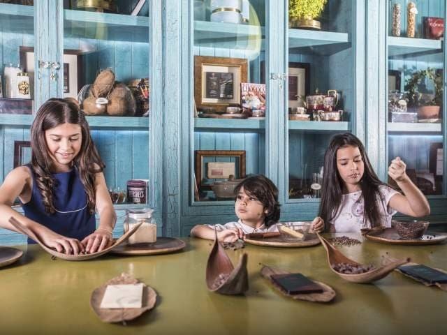 Kah-Kow Experience

Operado por uno de los principales exportadores de cacao del país, este parte museo, parte fábrica de chocolate, ubicado en el corazón de la histórica calle Las Damas, ofrece una visión completa de la próspera industria del cacao en República Dominicana. La presentación multimedia incluye un teatro holográfico, así como una caminata guiada a través de las diversas salas y exhibiciones visuales, explicando el proceso del chocolate del árbol a la fruta y a la tableta. La sala de degustación ofrece varios tipos de chocolates, desde el blanco hasta el negro, que puedes degustar a tu antojo. Una fábrica de chocolate se encuentra en el interior de una sala de cristal en el centro del patio del edificio, donde se ofrecen talleres para los que se inscriban con antelación.Ver más