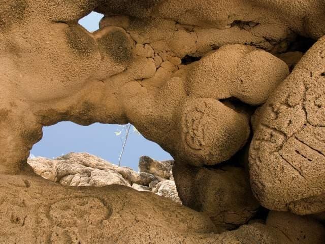 Las Caritas Esta icónica cueva se encuentra a lo largo de los acantilados al norte del Lago Enriquillo, la escalera de entrada se encuentra justo al lado de la carretera principal. Luego de subir una serie de escalones de madera, llegarás a una plataforma de madera situada directamente frente a las cámaras abiertas. Explora la gran cantidad de petroglifos a través de las paredes, caras que sugieren la presencia de taínos hace miles de años. Al salir, toma unos minutos para disfrutar de la vista panorámica desde la plataforma hacia la carretera y la laguna. Las Caritas Esta icónica cueva se encuentra a lo largo de los acantilados al norte del Lago Enriquillo, la escalera de entrada se encuentra justo al lado de la carretera principal. Luego de subir una serie de escalones de madera, llegarás a una plataforma de madera situada directamente frente a las cámaras abiertas. Explora la gran cantidad de petroglifos a través de las paredes, caras que sugieren la presencia de taínos hace miles de años. Al salir, toma unos minutos para disfrutar de la vista panorámica desde la plataforma hacia la carretera y la laguna.