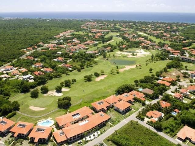 Los Marlins Golf Course Ubicado en Metro Country Club en Juan Dolio, solo a 30 minutos del aeropuerto internacional de Santo Domingo, este campo de golf de 18 hoyos cuenta con numerosos bunkers artísticos, lagos y montículos que complementan a la perfección la belleza del Mar Caribe. Diseñado por Charles Ankrom e inaugurado en 1995, el campo serpentea un residencial cerrado, e incluye la Academia de Golf, un campo de prácticas, un putting green, y un minigolf de 18 hoyos. La casa club cuenta con un restaurante, una terraza bar-grill, una piscina con jacuzzi, una tienda de golf y vestuarios. A tan solo cinco minutos encontrarás un club de playa.