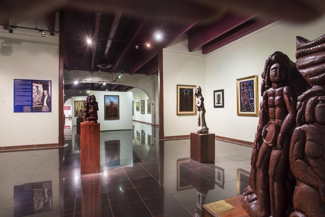 Museo Bellapart

El Museo Bellapart, de propiedad privada, alberga una destacada colección de más de 2,000 obras de arte de renombrados artistas dominicanos de los siglos XIX y XX, desde pinturas hasta esculturas y artes plásticas, que se exhiben en el quinto piso del edificio Honda. El museo también alberga la colección más completa del pintor modernista dominicano Jaime Colson, reconocido internacionalmente. Las exposiciones itinerantes incluyen obras de artistas españoles que escaparon de la dictadura franquista y fueron exiliados aquí durante la Guerra Civil española.