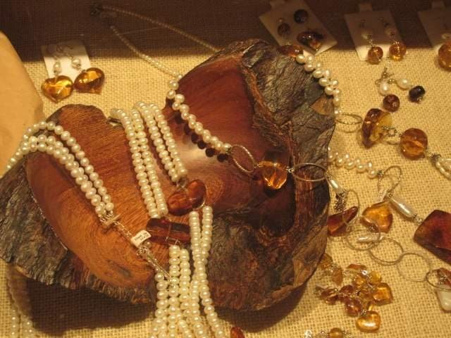 Museo del Ámbar

El Musto Plata, ubicado en el centro de la ciudad en una casa de estilo victoriano, tiene en exhibición en varias plantas algunas de las piedras más impresionantes de ámbar dominicano, incluyendo muestras que contienen fósiles animales. En una habitación diseñada como cueva, podrás ver en primer plano piedras que contienen un lagarto de casi 43 centímetros, un escorpión, un ciempiés, un nido de avispas, y dos escarabajos apareándose, todas las cuales datan de 15 a 20 millones de años. También hay piedras de ámbar con mariposas y flores. En la famosa película de Steven Spielberg, Parque Jurásico, se utilizó una piedra de ámbar con mosquitos ubicados dentro de la misma.