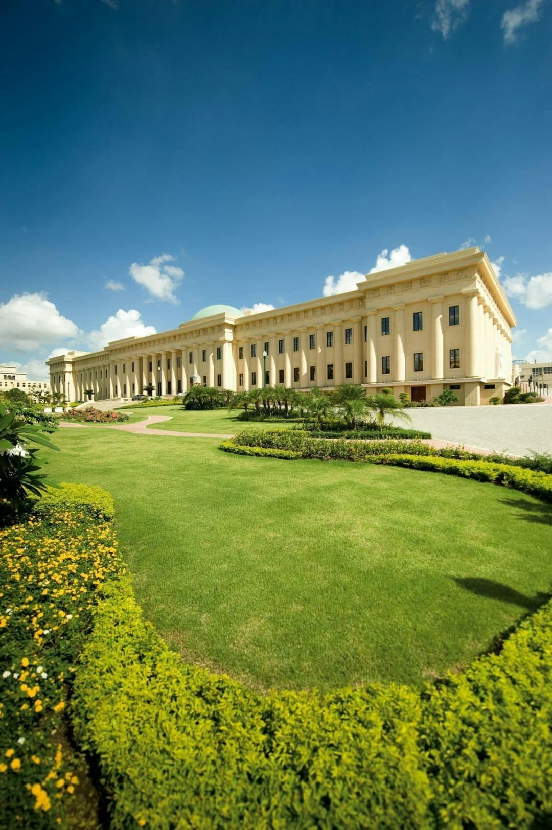 Palacio de Bellas Artes

Inaugurado en 1956, este majestuoso edificio de aspecto neoclásico se extiende sobre una superficie de 13,000 metros cuadrados y alberga numerosos eventos artísticos, desde conciertos hasta obras de teatro y espectáculos de ballet, con salas con capacidad para 600 espectadores. El Palacio de Bellas Artes fue construido durante la dictadura de Rafael Leónidas Trujillo con el objetivo de desarrollar y promover el arte y la cultura en República Dominicana. Fue restaurado en el 2008, y ha permanecido activo desde entonces, convirtiéndose en un símbolo de la cultura dominicana. También sirve como un centro de enseñanza de bellas artes y centro de oficinas para las escuelas nacionales de Danza, Artes Dramáticas, Artes Visuales, la Escuela Primaria de Música, el Ballet Clásico Nacional, la Orquesta Sinfónica Nacional y el Ballet Folklórico Nacional.