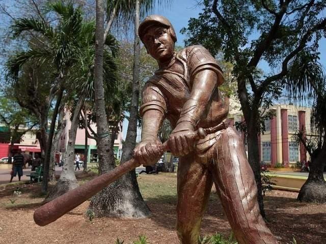 Parque Duarte Esta pequeña plaza con sombra es una de las favoritas de los jóvenes locales, así como de la multitud LGBTQ, que vienen aquí durante todo el día y la noche para relajarse bajo la sombra en uno de sus múltiples bancos. Una estatua alta y central de Juan Pablo Duarte, padre de la independencia dominicana, se encuentra en el centro del parque. Abrazando la plaza hay un pequeño colmado, una tienda de alquiler de bicicletas y residencias privadas. El Parque Duarte se vuelve particularmente animado por la noche, cuando las multitudes se reúnen para compartir una cerveza o bebida fría, y tocar música con sus guitarras y tambores. Parque Duarte Esta pequeña plaza con sombra es una de las favoritas de los jóvenes locales, así como de la multitud LGBTQ, que vienen aquí durante todo el día y la noche para relajarse bajo la sombra en uno de sus múltiples bancos. Una estatua alta y central de Juan Pablo Duarte, padre de la independencia dominicana, se encuentra en el centro del parque. Abrazando la plaza hay un pequeño colmado, una tienda de alquiler de bicicletas y residencias privadas. El Parque Duarte se vuelve particularmente animado por la noche, cuando las multitudes se reúnen para compartir una cerveza o bebida fría, y tocar música con sus guitarras y tambores.