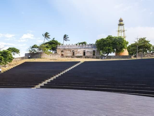 Parque La Puntilla Ocupando el extremo oeste del Malecón de la ciudad, adyacente a la Fortaleza San Felipe y un paseo a lo largo del borde del Océano Atlántico, este parque costero recientemente renovado es la parada favorita de los puertoplateños para descansar al final del día, las puestas de sol en La Puntilla son impresionantes, o para un paseo de fin de semana. Puntuado con una estatua de Gregorio Luperón, el parque cuenta con carriles para bicicletas a lo largo de las vistas al mar, y un montón de asientos, incluyendo un anfiteatro donde se realizan grandes eventos y conciertos durante todo el año. Parque La Puntilla Ocupando el extremo oeste del Malecón de la ciudad, adyacente a la Fortaleza San Felipe y un paseo a lo largo del borde del Océano Atlántico, este parque costero recientemente renovado es la parada favorita de los puertoplateños para descansar al final del día, las puestas de sol en La Puntilla son impresionantes, o para un paseo de fin de semana. Puntuado con una estatua de Gregorio Luperón, el parque cuenta con carriles para bicicletas a lo largo de las vistas al mar, y un montón de asientos, incluyendo un anfiteatro donde se realizan grandes eventos y conciertos durante todo el año.