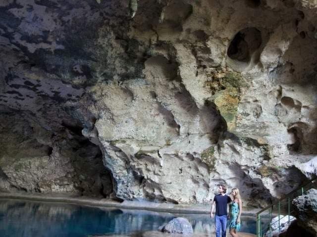 Parque Nacional Los Tres Ojos Sólo ocho kilómetros al este de Santo Domingo, el Parque Nacional Los Tres Ojos es un hermoso respiro natural cerca de la ciudad, y donde podrás observar las cavernas subterráneas de los taínos que alguna vez fueron utilizadas como refugio o lugar de ritual. Una escalera conduce a una serie de cuevas, con senderos que abrazan tres lagunas de agua dulce, azules e iridiscentes, u "ojos" como los taínos solían llamarlas por sus formas ovaladas. Una cuarta laguna es accesible a través de una pequeña barcaza de madera, que revela un magnífico paisaje al aire libre con formaciones rocosas cubiertas de una exuberante vegetación. Estate atento a los petroglifos y artículos de cerámica hechos a mano. Parque Nacional Los Tres Ojos Sólo ocho kilómetros al este de Santo Domingo, el Parque Nacional Los Tres Ojos es un hermoso respiro natural cerca de la ciudad, y donde podrás observar las cavernas subterráneas de los taínos que alguna vez fueron utilizadas como refugio o lugar de ritual. Una escalera conduce a una serie de cuevas, con senderos que abrazan tres lagunas de agua dulce, azules e iridiscentes, u "ojos" como los taínos solían llamarlas por sus formas ovaladas. Una cuarta laguna es accesible a través de una pequeña barcaza de madera, que revela un magnífico paisaje al aire libre con formaciones rocosas cubiertas de una exuberante vegetación. Estate atento a los petroglifos y artículos de cerámica hechos a mano.