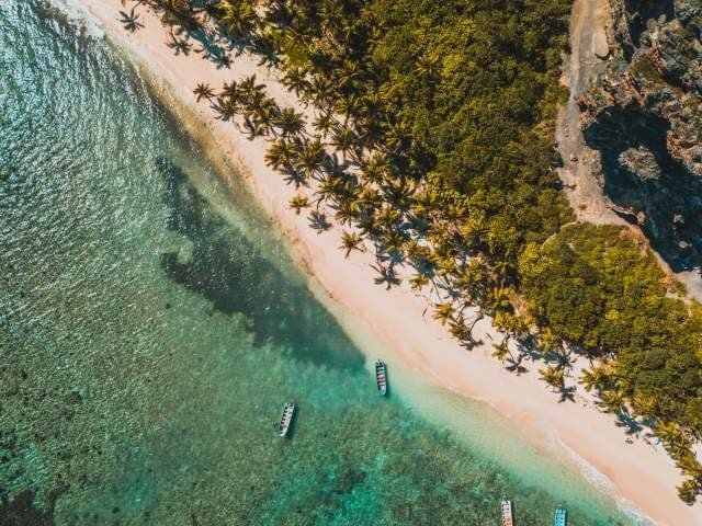 Playa Frontón Playa Frontón, accesible en barco desde Las Galeras, o por un sendero a pie bastante más largo, es una parada popular para los turistas que posee una costa espectacular. Su brillante y fina arena blanca se encuentra al pie de un acantilado rocoso de 90 metros con una costa adornada por verdes cocoteros. Popular para practicar escalada de roca y snorkel, gracias a sus aguas turquesa llenas de erizos, Playa Frontón ha sido lugar de grabaciones de la serie internacional “Survivor”. Verás que con mucha razón, gracias a su hermosa playa y misteriosas cuevas. Playa Frontón Playa Frontón, accesible en barco desde Las Galeras, o por un sendero a pie bastante más largo, es una parada popular para los turistas que posee una costa espectacular. Su brillante y fina arena blanca se encuentra al pie de un acantilado rocoso de 90 metros con una costa adornada por verdes cocoteros. Popular para practicar escalada de roca y snorkel, gracias a sus aguas turquesa llenas de erizos, Playa Frontón ha sido lugar de grabaciones de la serie internacional “Survivor”. Verás que con mucha razón, gracias a su hermosa playa y misteriosas cuevas.