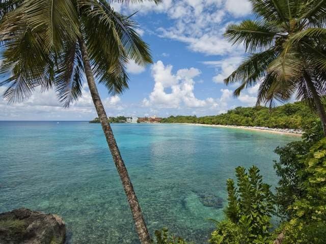 Playa Sosúa Veinte minutos al este de Puerto Plata, las arenas doradas de la Playa de Sosúa abrazan la bahía en forma de media luna creando un contraste con sus aguas azul turquesa con un fondo blanco y arenoso. Esta playa fue prácticamente donde originó el turismo de playa en República Dominicana, y continúa siendo un destino importante. Playa Sosúa es conocida por su animado tramo repleto de bares, restaurantes y tiendas locales e internacionales. También es un favorito entre los amantes del buceo y el snorkel, ya que ofrece fácil acceso a una amplia gama de puntos de inmersión cerca de la orilla. Cientos de locales y visitantes acuden a esta playa los fines de semana y días festivos para disfrutar de sus impresionantes aguas y las preciosas puestas de sol. Playa Sosúa Veinte minutos al este de Puerto Plata, las arenas doradas de la Playa de Sosúa abrazan la bahía en forma de media luna creando un contraste con sus aguas azul turquesa con un fondo blanco y arenoso. Esta playa fue prácticamente donde originó el turismo de playa en República Dominicana, y continúa siendo un destino importante. Playa Sosúa es conocida por su animado tramo repleto de bares, restaurantes y tiendas locales e internacionales. También es un favorito entre los amantes del buceo y el snorkel, ya que ofrece fácil acceso a una amplia gama de puntos de inmersión cerca de la orilla. Cientos de locales y visitantes acuden a esta playa los fines de semana y días festivos para disfrutar de sus impresionantes aguas y las preciosas puestas de sol.