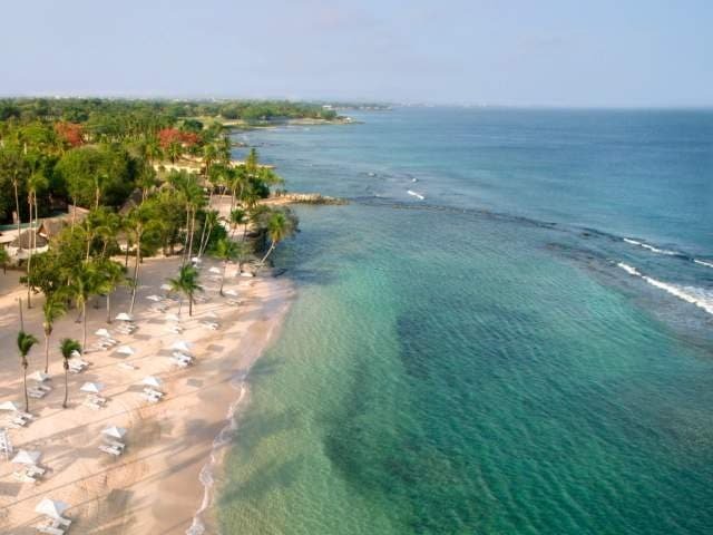 Playa Minitas Playa Minitas, en Casa de Campo, alberga el nuevo Minitas Beach Club que cuenta con una infinity pool de 23 metros de largo, un restaurante especializado en cocina latina y mediterránea, vistas al mar, un bar, y un espacioso y chic lounge con música en vivo y DJ. Ya sea para relajarte en la playa o en el lounge, la vista panorámica del Caribe te impresionará. La playa ofrece deportes acuáticos, incluyendo snorkel, kayaks, windsurf, y pedalones. Playa Minitas Playa Minitas, en Casa de Campo, alberga el nuevo Minitas Beach Club que cuenta con una infinity pool de 23 metros de largo, un restaurante especializado en cocina latina y mediterránea, vistas al mar, un bar, y un espacioso y chic lounge con música en vivo y DJ. Ya sea para relajarte en la playa o en el lounge, la vista panorámica del Caribe te impresionará. La playa ofrece deportes acuáticos, incluyendo snorkel, kayaks, windsurf, y pedalones.