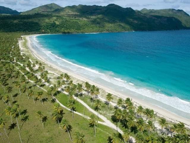 Playa Morón Entre las playas más recluidas e históricas, son pocos los que llegan a la dorada Playa Morón, el viaje es de aproximadamente seis kilómetros, pero gratificante para aquellos que lo completan cuando ven la larga y dorada playa. Pasarás por plantaciones, árboles de fruta y caminos rurales hasta llegar a la entrada de la playa. Una vez ahí, te encontrarás en un paraíso solitario con aguas turquesa ideales para nadar. Mantente cerca de la orilla, ya que hay fuertes corrientes. Mientras estás en la playa, fíjate en los cañones franceses originales del siglo XVIII, usados en la época por el ejército de Napoleón en 1802, cuando los franceses ocuparon esta parte de la isla y montaron su defensa para intentar aplastar la revolución de los esclavos africanos en Haití. Playa Morón Entre las playas más recluidas e históricas, son pocos los que llegan a la dorada Playa Morón, el viaje es de aproximadamente seis kilómetros, pero gratificante para aquellos que lo completan cuando ven la larga y dorada playa. Pasarás por plantaciones, árboles de fruta y caminos rurales hasta llegar a la entrada de la playa. Una vez ahí, te encontrarás en un paraíso solitario con aguas turquesa ideales para nadar. Mantente cerca de la orilla, ya que hay fuertes corrientes. Mientras estás en la playa, fíjate en los cañones franceses originales del siglo XVIII, usados en la época por el ejército de Napoleón en 1802, cuando los franceses ocuparon esta parte de la isla y montaron su defensa para intentar aplastar la revolución de los esclavos africanos en Haití.