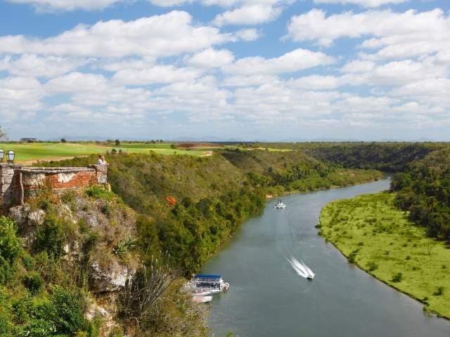 Río Chavón Echa un vistazo al dramático desfiladero de Río Chavón, flanqueado por acantilados y verde vegetación, y rápidamente entenderás porque este sitio ha sido mostrado en películas de Hollywood como Apocalypse Now, Rambo y Parque Jurásico. Esta serpenteante masa de agua se une al mar cerca del pueblo de Altos de Chavón hasta llegar a la Marina de Casa de Campo, posicionándolo en un enclave aún más bello. Las excursiones en lancha rápida, kayak y canoa están disponibles durante todo el año para vivir de cerca este espectacular paisaje selvático de río. Si tienes suerte, verás tortugas de agua dulce. Río Chavón Echa un vistazo al dramático desfiladero de Río Chavón, flanqueado por acantilados y verde vegetación, y rápidamente entenderás porque este sitio ha sido mostrado en películas de Hollywood como Apocalypse Now, Rambo y Parque Jurásico. Esta serpenteante masa de agua se une al mar cerca del pueblo de Altos de Chavón hasta llegar a la Marina de Casa de Campo, posicionándolo en un enclave aún más bello. Las excursiones en lancha rápida, kayak y canoa están disponibles durante todo el año para vivir de cerca este espectacular paisaje selvático de río. Si tienes suerte, verás tortugas de agua dulce.
