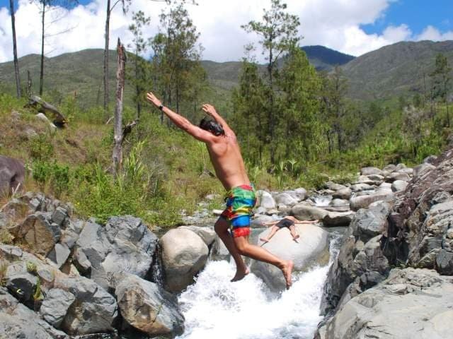 Valle del Tetero Ubicado dentro de la frontera del Parque nacional José del Carmen Ramírez, al este del río Yaque del Sur, este fotogénico valle cuenta con sabanas de pinos, innumerables colinas verdes y aire fresco, ideal para excursiones al aire libre. Explóralo a pie, nada en agua fresca, pasea a caballo o atrévete a subir a la cima del pico El Tetero, elevado algo más de 1,500 metros sobre el nivel del mar. Asegúrate de llevar ropa con capas, botas para escalar y sombrero. Valle del Tetero Ubicado dentro de la frontera del Parque nacional José del Carmen Ramírez, al este del río Yaque del Sur, este fotogénico valle cuenta con sabanas de pinos, innumerables colinas verdes y aire fresco, ideal para excursiones al aire libre. Explóralo a pie, nada en agua fresca, pasea a caballo o atrévete a subir a la cima del pico El Tetero, elevado algo más de 1,500 metros sobre el nivel del mar. Asegúrate de llevar ropa con capas, botas para escalar y sombrero.