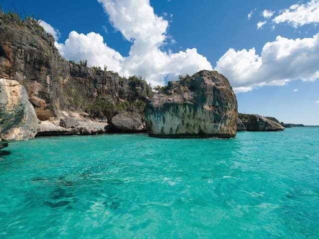 Bahía de Las Águilas Con sus aguas cristalinas de color turquesa y sin hoteles, tiendas o restaurantes, esta playa de ocho kilómetros de color blanco diamante es reconocida como la más hermosa de República Dominicana. Protegida como parte del Parque Nacional Jaragua, Bahía de Las Águilas está rodeada de un impresionante paisaje kárstico. Se puede llegar a la playa en un vehículo todo terreno, o en bote desde las costas de Cabo Rojo. Se recomienda llevar mucha protección solar ya que este pedazo de paraíso carece de sombra. Bahía de Las Águilas Con sus aguas cristalinas de color turquesa y sin hoteles, tiendas o restaurantes, esta playa de ocho kilómetros de color blanco diamante es reconocida como la más hermosa de República Dominicana. Protegida como parte del Parque Nacional Jaragua, Bahía de Las Águilas está rodeada de un impresionante paisaje kárstico. Se puede llegar a la playa en un vehículo todo terreno, o en bote desde las costas de Cabo Rojo. Se recomienda llevar mucha protección solar ya que este pedazo de paraíso carece de sombra.