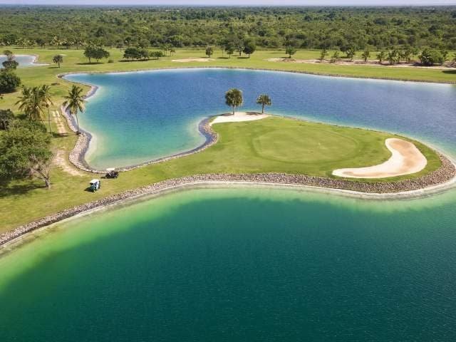 Caribe Golf Club Diseñado por Alberto Sola y Jack Corrie, el Caribe Golf Club de 18 hoyos forma parte del Catalonia Bávaro Resort. Abierto de octubre a junio, este campo cuenta con un gran lago que afecta a los hoyos 5, 6 y 15, cinco lagunas, y numerosos árboles que dan sombra. El sexto hoyo desafía a cualquier golfista con su green isleño flanqueado por bunkers y bordeado por rocas, especialmente cuando el viento sopla desde el cercano Océano Atlántico. Diseñado para golfistas de todos los niveles, Catalonia Caribe ofrece un entorno natural encantador. El campo también cuenta con una buena variedad de hoyos de dogleg y una interesante mezcla de hoyos de subida y bajada.