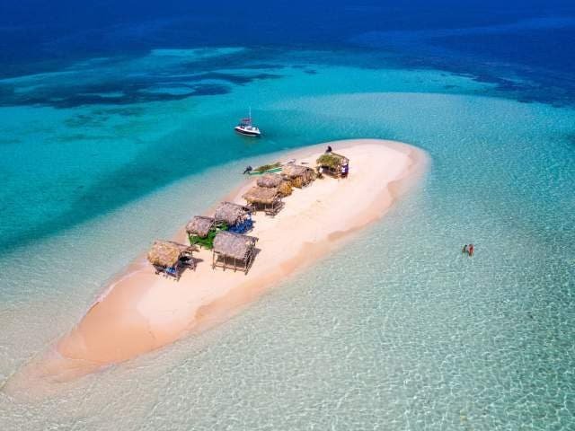 Cayo Arena Cayo Arena, también conocido como Cayo Paraíso, se encuentra a 25 minutos en lancha del punto de salida en Punta Rucia, ubicado al noroeste de Puerto Plata. Este banco de arena se encuentra en medio del brillante océano azul, con fina arena blanca y aguas poco profundas repletas de peces tropicales, ideal para snorkelers de cualquier nivel, o también podrás optar por bucear. La mayoría de los tour operadores ofrecen el viaje de ida y vuelta desde Puerto Plata, incluyendo los botes que los llevarán al cayo con equipo de snorkel incluido.[om_cc_vc_carouselelement height="auto" image_size="full" show_arrows="true" fullscreen="true" enable_rewind="true" images="37980,16975,37284"]