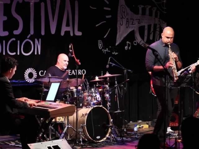 Fundada en 1974, Casa de Teatro es uno de los centros culturales más respetados de Santo Domingo y de República Dominicana. Este lugar histórico alberga exhibiciones regulares de arte y fotografía en su vestíbulo de entrada, así como películas y noches de música en vivo en su café bar. En el anfiteatro se presentan obras de teatro y conciertos formales. Es uno de los centros favoritos de los creativos, desde poetas hasta escritores y actores. Un festival anual de jazz también se lleva a cabo en Casa de Teatro cada verano, con la participación de renombrados artistas de jazz dominicanos e internacionales cada jueves por la noche durante los meses de junio y julio.