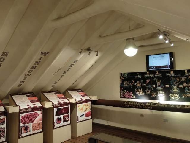 Ubicado dentro del complejo de tiendas Mundo Auténtico, el Chocomuseo es un lugar popular gracias a sus múltiples oportunidades para probar chocolate. Esta tienda ofrece una rápida exhibición al estilo de un museo y una visita guiada sobre la historia del cacao dominicano, uno de los cuatro productos más exportados del país, así como el proceso de elaboración del chocolate desde el árbol hasta la tableta. En el camino probarás chocolate con leche y chocolate negro o blanco, preparado con el rico cacao dominicano, seguido por una degustación de mamajuana con distintos sabores. Si aún te queda tiempo apúntate a un taller de medio día de elaboración de chocolate.