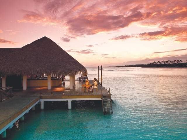 Comer en los numerosos restaurantes de Guayacanes, en la Calle Central, y de Juan Dolio, en el Boulevard o la Calle Principal, con o sin vista al mar, atrae a cientos de visitantes a esta zona de playa, especialmente los fines de semana. Muchos de estos restaurantes también funcionan como bares y lounges. En Guayacanes, los más populares son Deli Swiss, La Playa by Nopal, Salitre, Playa El Pescador, Sca Club, St. Tropez Caribe, El Manguilito y Cococane Beach. En Juan Dolio, los favoritos incluyen El Sueño, El Mesón Español, Bistro Marianna, Sal Marina, El Lobo y la Sal, El Concón, Café del Sol, Paladar y La Brissa.