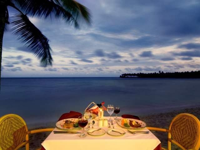 Los restaurantes en Samaná se enorgullecen de servir pescado fresco de Samaná y camarones de Sánchez. Los pescadores traen la captura del día a las playas de Las Terrenas y Las Galeras, donde los huéspedes que se alojan en apartamentos pueden negociar con los pescadores y llevarse a casa el marisco más fresco disponible en el país. Disfruta de la experiencia de comer pescado a la parrilla directamente en la playa, acompañado de una piña colada hecha con piña fresca triturada dentro de un coco recién recolectado. Los cocos y el jengibre son ingredientes clave en la comida de Samaná. "Pescado con coco" es el plato emblemático. Mi Vieja, en la carretera de Samaná hacia Las Galeras, vende pan y dulces hechos al estilo tradicional afroamericano. Pueblo de los Pescadores, justo en la playa de Las Terrenas, es una cadena de muchos restaurantes y bares. Encontrarás algunos de los mejores restaurantes en los pequeños hoteles de la zona, incluido el restaurante Mi Corazón en el pueblo, con su chef galardonado.