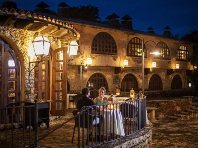 La Romana Vida Nocturna

La vida nocturna en La Romana es tan activa como en cualquier otra ciudad de la República Dominicana. Siendo la tercera más grande del país, cuenta con lugares escénicos ideales para disfrutar de la noche, como Altos de Chavón. Las opciones van desde sofisticados lounges hasta clubes nocturnos locales. Onno’s Bar, ubicado dentro del complejo de Altos de Chavón, es un animado punto de encuentro para la hora feliz que se transforma en una pista de baile desde los jueves hasta el fin de semana. Los huéspedes de Casa de Campo pueden disfrutar de cócteles y música en vivo en los bares y restaurantes del resort. En el centro de La Romana, la Avenida Santa Rosa alberga una variedad de bares para elegir.