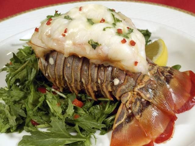 Pedernales es la principal fuente de langostas espinosas del país. Los restaurantes más conocidos de la zona, como King Crab, Jalicar y Perla Negra, las preparan a la parrilla o según la receta de tu elección. Aunque no hay restaurantes en Bahía de las Águilas, los turistas pueden ir temprano y luego regresar para almorzar en Cabo Rojo, justo frente a la playa, incluyendo La Cueva de las Águilas.