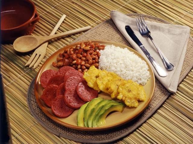 Los más adinerados se dirigen a los restaurantes gourmet en la zona de Los Jardines Metropolitanos para disfrutar de cocina internacional. Sin embargo, en ese mismo sector, La Comai destaca por ofrecer auténtica comida dominicana. Una visita a Santiago no está completa sin pasar por una de sus famosas lechoneras, especializadas en cerdo asado en vara. Entre las más populares están Milito, Chito y Embrujo. Para los amantes de la parrilla, El Corte Selecto y La Parrillita, ubicados frente al International Mall en la Av. Juan Pablo Duarte, son excelentes opciones. Para desayunos y almuerzos típicos, Punto Criollo en la Av. Ramón Dubert es una parada obligatoria, mientras que El Tablón Latino en la Calle del Sol ofrece delicias de toda Latinoamérica.